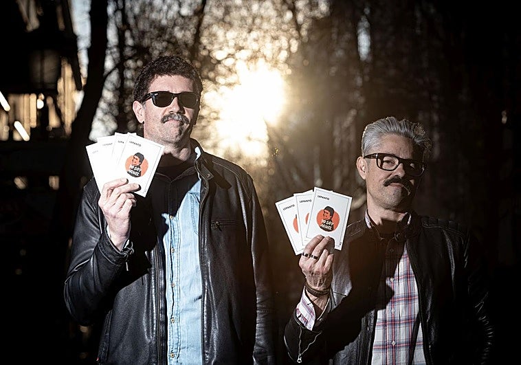 El cartero viral de El Zapillo le canta a Raphael desde Granada: «Si funcionó una vez...»